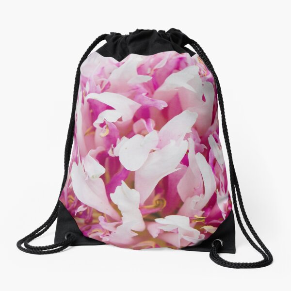 Aperçu de l'œuvre Pivoine rose géante - près et personnel créée et vendue par aprilbernphoto.