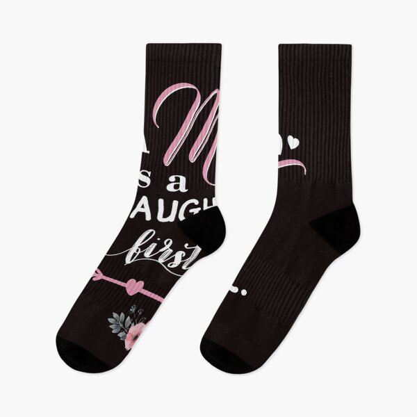 Artikelvorschau, Eine Mutter ist das erste feine Kumpel-Muttertags-T-Shirt essentiel einer Tochter entworfen und verkauft von blossomcuaz06.