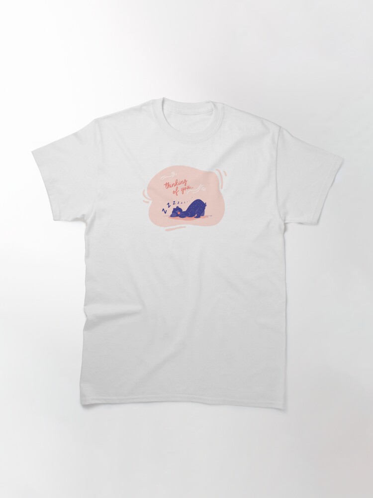 Aperçu 3 sur 7. T-shirt classique avec l'œuvre Petit ours bleu qui dort créée et vendue par igatzler.