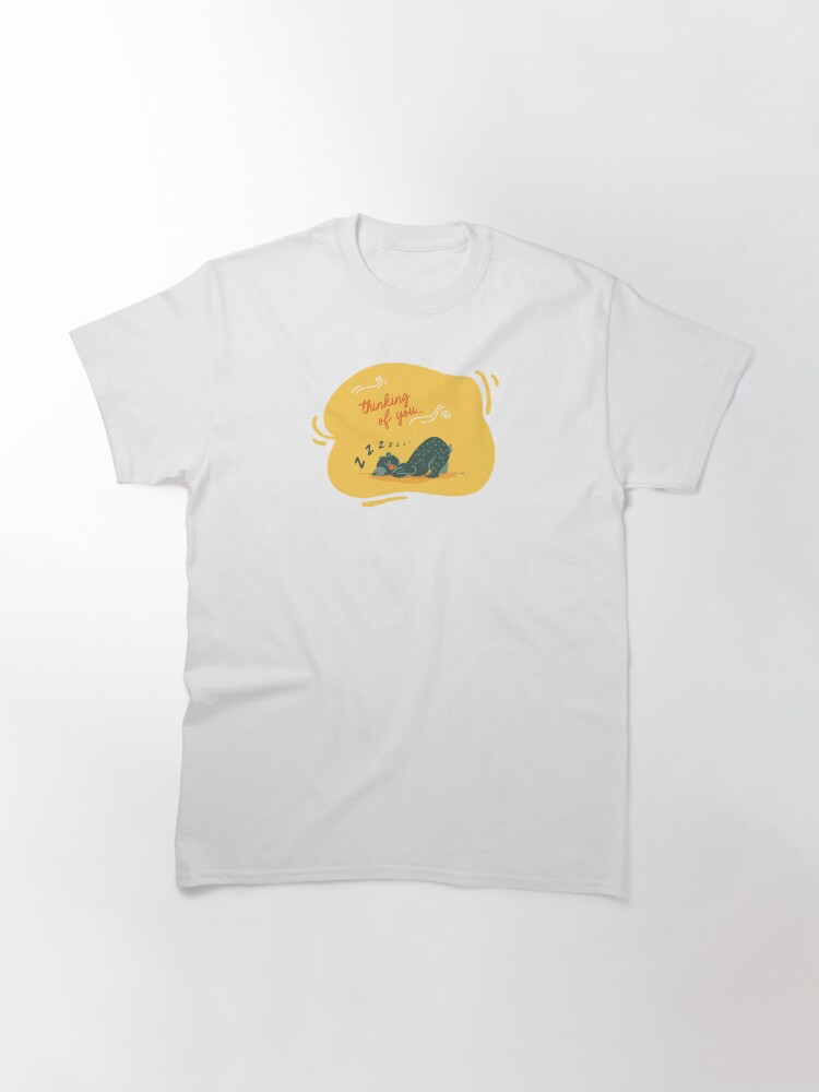 Aperçu 3 sur 7. T-shirt classique avec l'œuvre Petit ours vert qui dort créée et vendue par igatzler.