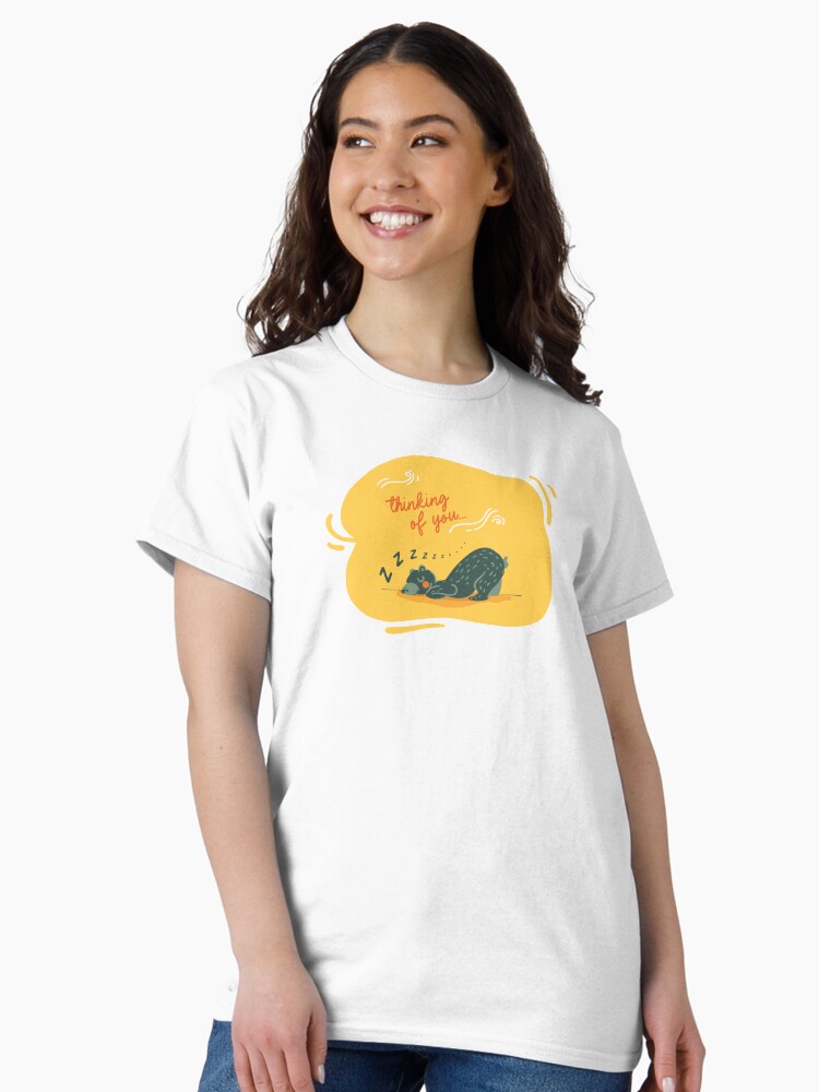 Aperçu 2 sur 7. T-shirt classique avec l'œuvre Petit ours vert qui dort créée et vendue par igatzler.