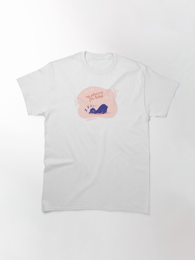 Aperçu 3 sur 7. T-shirt classique avec l'œuvre Petit ours bleu qui dort créée et vendue par igatzler.