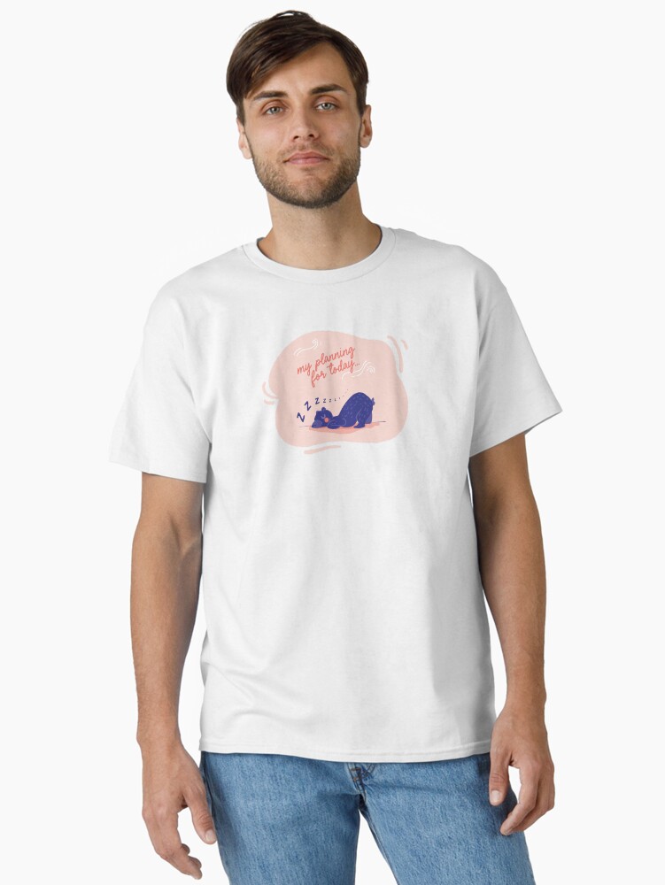 Aperçu 2 sur 7. T-shirt classique avec l'œuvre Petit ours bleu qui dort créée et vendue par igatzler.