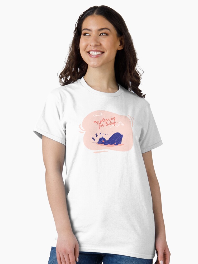 Aperçu 1 sur 7. T-shirt classique avec l'œuvre Petit ours bleu qui dort créée et vendue par igatzler.