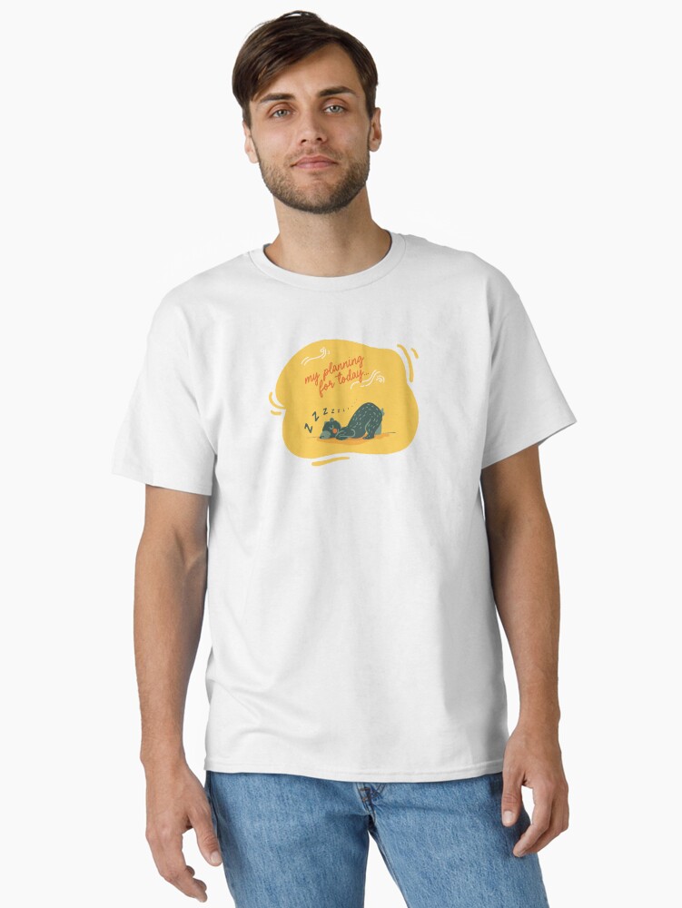 Aperçu 1 sur 7. T-shirt classique avec l'œuvre Petit ours vert qui dort créée et vendue par igatzler.