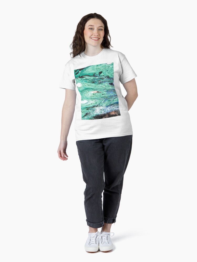 Thumbnail 4 von 7, Classic T-Shirt, Blaugrüne, grüne und blaue Ozeanwellen designt und verkauft von AlexandraStr.