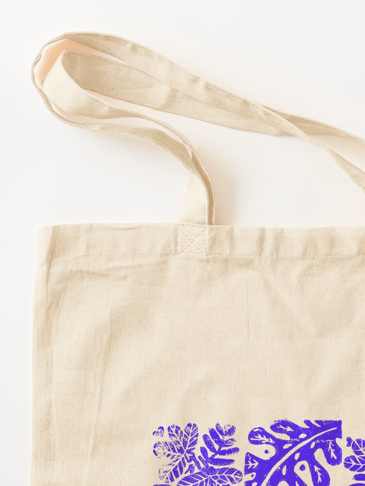 Aperçu 3 sur 5. Tote bag avec l'œuvre motif végétal feuilles bleues créée et vendue par igatzler.