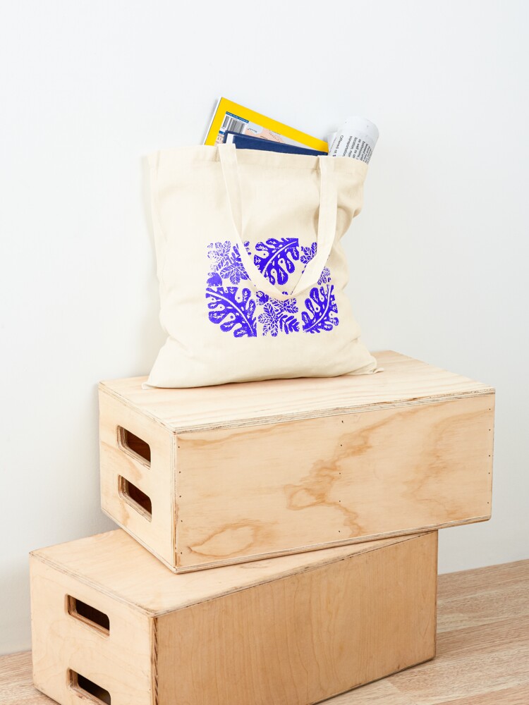 Aperçu 4 sur 5. Tote bag avec l'œuvre motif végétal feuilles bleues créée et vendue par igatzler.