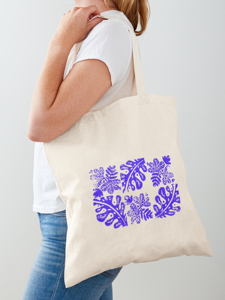Aperçu 1 sur 5. Tote bag avec l'œuvre motif végétal feuilles bleues créée et vendue par igatzler.