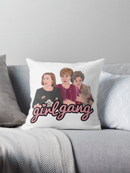 Vista previa del artículo con la obra «Girl Gang, Aquí no hay quien viva», diseñado y vendido por mavydesigns.
