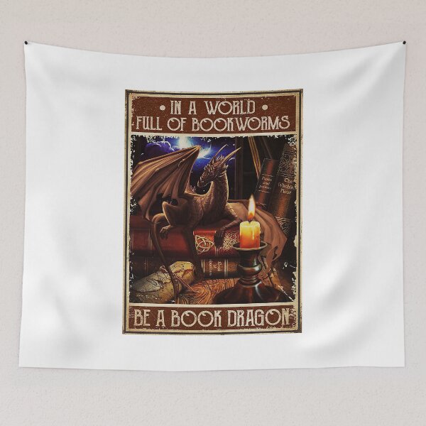 Aperçu de l'œuvre Dans un monde plein de rat de bibliothèque, soyez un dragon de livre Poster créée et vendue par SaraBiskup-04.