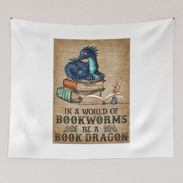 Aperçu de l'œuvre Dans un monde de rat de bibliothèque, soyez un livre, un dictionnaire de dragon Poster créée et vendue par SaraBiskup-04.