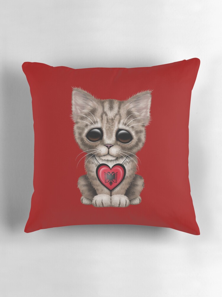 Lindo gato gatito con corazón de bandera albanés Cojín