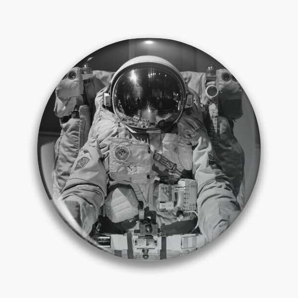Artikelvorschau, Astronaut in schwarz und weiß entworfen und verkauft von RetroRobbo.