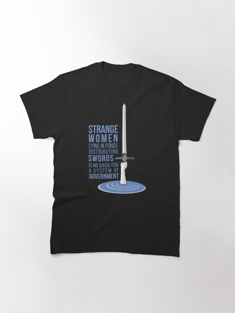 Thumbnail 3 von 7, Classic T-Shirt, Seltsame Frauen, die in Teichen liegen und Schwerter verteilen - Monty Python designt und verkauft von cwayers.