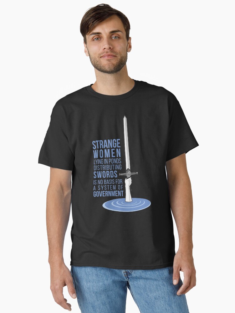 Thumbnail 1 von 7, Classic T-Shirt, Seltsame Frauen, die in Teichen liegen und Schwerter verteilen - Monty Python designt und verkauft von cwayers.