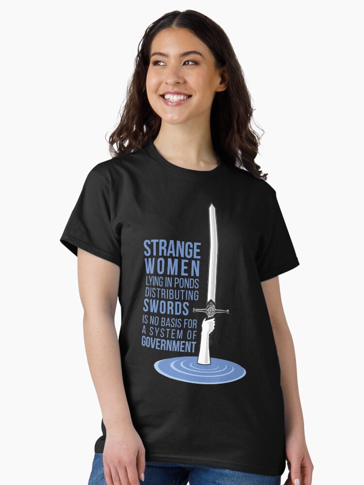 Thumbnail 2 von 7, Classic T-Shirt, Seltsame Frauen, die in Teichen liegen und Schwerter verteilen - Monty Python designt und verkauft von cwayers.