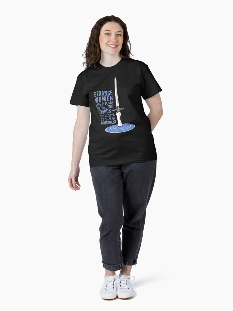 Thumbnail 4 von 7, Classic T-Shirt, Seltsame Frauen, die in Teichen liegen und Schwerter verteilen - Monty Python designt und verkauft von cwayers.