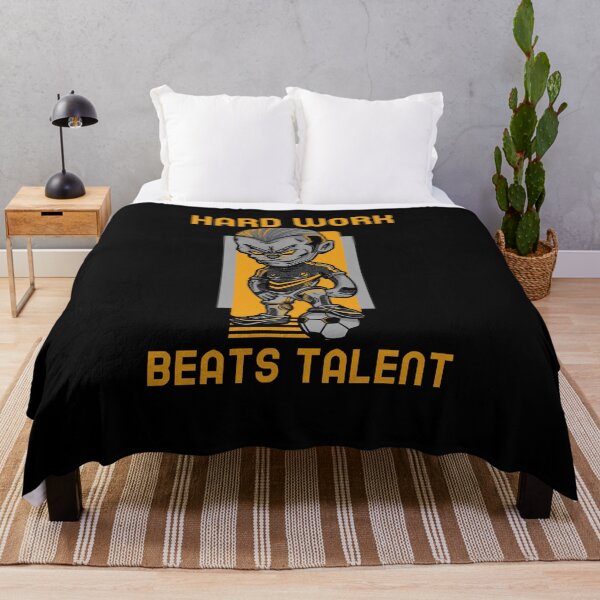 Artikelvorschau, Fußball Spieler Geschenk, Hard work beats talent entworfen und verkauft von GLwithUs.