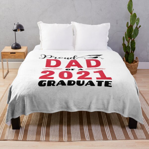 Artikelvorschau, Stolzer Vater von 2021 Absolvent, Vater von Absolvent 2021, 2021 Absolvent, Stolze Familie von Absolvent 2021, passende Familie 2021 Absolvent, Familienabschluss entworfen und verkauft von ladylaughprints.