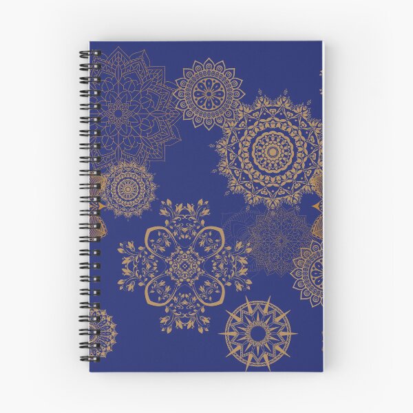 Artikelvorschau, Wunderschönes, zartes Mandala-Design in Gold und Dunkelblau auf einem nahtlosen Muster entworfen und verkauft von LeBreab.