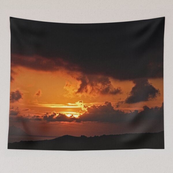 Aperçu de l'œuvre Coucher de soleil nuages noirs Skyscape créée et vendue par Anna Lemos.
