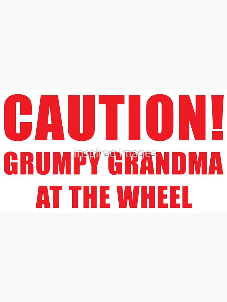 Sticker for Sale avec l'œuvre « Attention - Grand-mère grincheuse au volant  / Pare-chocs de fenêtre de voiture de grand-mère grincheuse drôle » de  l'artiste Inspired Images