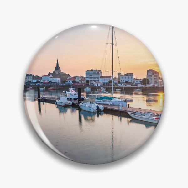 Artikelvorschau, Sonnenaufgang am Hafen von Saint Gilles Croix de Vie entworfen und verkauft von RobArt-Photo.