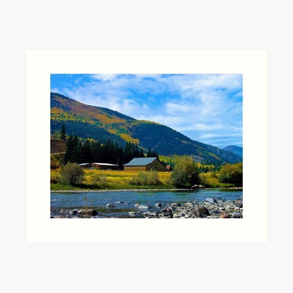 Aperçu de l'œuvre Grange sur la rivière dans les montagnes créée et vendue par May Finch.