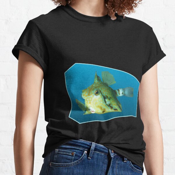 Fischmotiv | Kofferfisch schwebt vor blauem Hintergrund | Classic T-Shirt