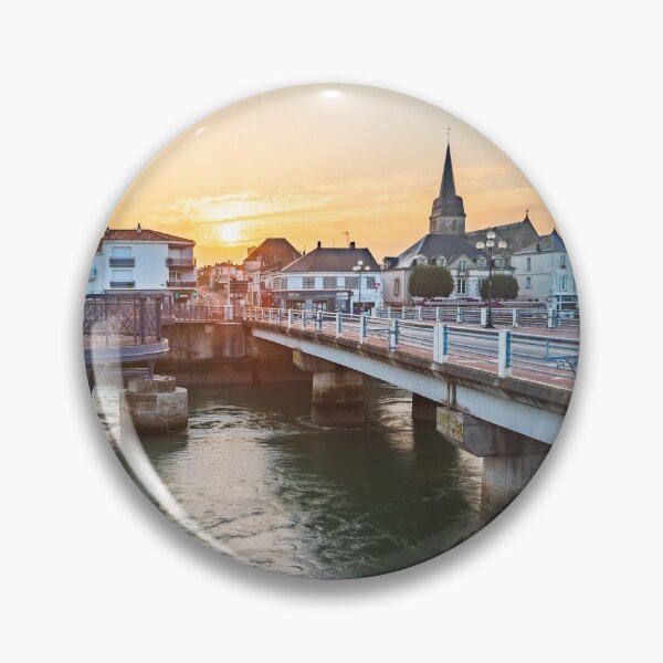 Artikelvorschau, Die Sonne geht über Saint Gilles auf entworfen und verkauft von RobArt-Photo.