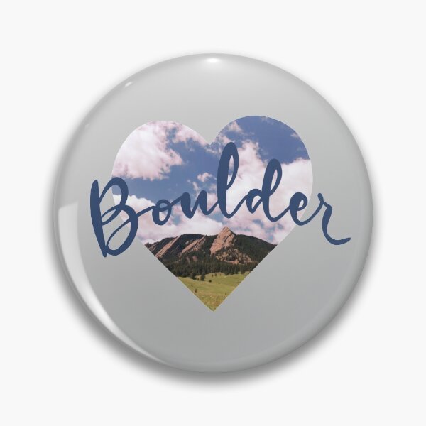 Artikelvorschau, Boulder Heart - Love Boulder - blaue Beschriftung mit den Flatirons und dem Himmelhintergrund entworfen und verkauft von leahcreates.