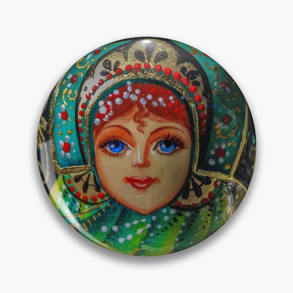 Artikelvorschau, Traditionelle russische Matroschka-Nistpuppen in einem Souvenirgeschäft in Sankt Petersburg, Russland, mit dramatischer kontrastreicher Beleuchtung. entworfen und verkauft von SvetlanaSF.