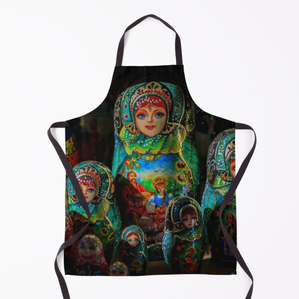 Artikelvorschau, Traditionelle russische Matroschka-Nistpuppen in einem Souvenirgeschäft in Sankt Petersburg, Russland, mit dramatischer kontrastreicher Beleuchtung. entworfen und verkauft von SvetlanaSF.