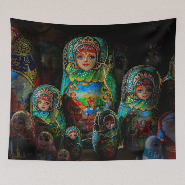 Artikelvorschau, Traditionelle russische Matroschka-Nistpuppen in einem Souvenirgeschäft in Sankt Petersburg, Russland, mit dramatischer kontrastreicher Beleuchtung. entworfen und verkauft von SvetlanaSF.
