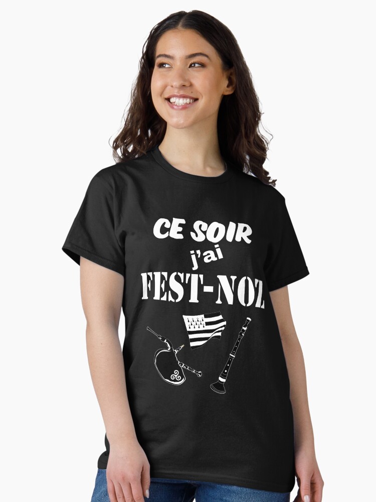 Aperçu 2 sur 7. T-shirt classique avec l'œuvre Fest-noz créée et vendue par grafikestelle.