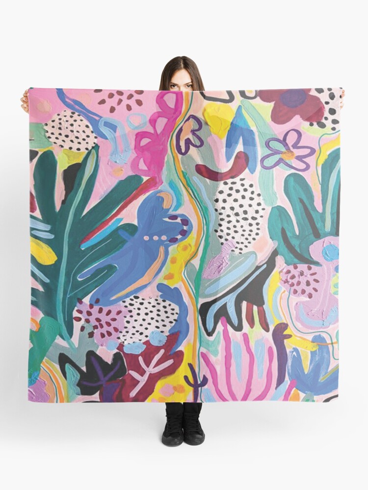 Aperçu 1 sur 3. Foulard avec l'œuvre Feuilles abstraites roses créée et vendue par cutehappiness.