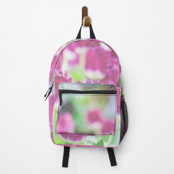 Artikelvorschau, Bett der lila Blumen in einem Blumengarten mit grünem weichem verschwommenem Hintergrund entworfen und verkauft von Artsy Boulevard.