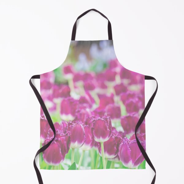 Artikelvorschau, Bett der lila Blumen in einem Blumengarten mit grünem weichem verschwommenem Hintergrund entworfen und verkauft von Artsy Boulevard.