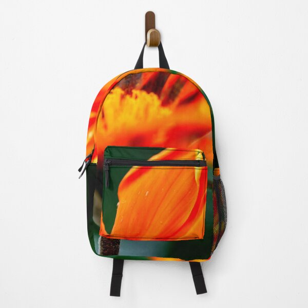 Artikelvorschau, Orange Blume mit grünem verschwommenem Hintergrund in einem Blumengarten in Singapur entworfen und verkauft von Artsy Boulevard.