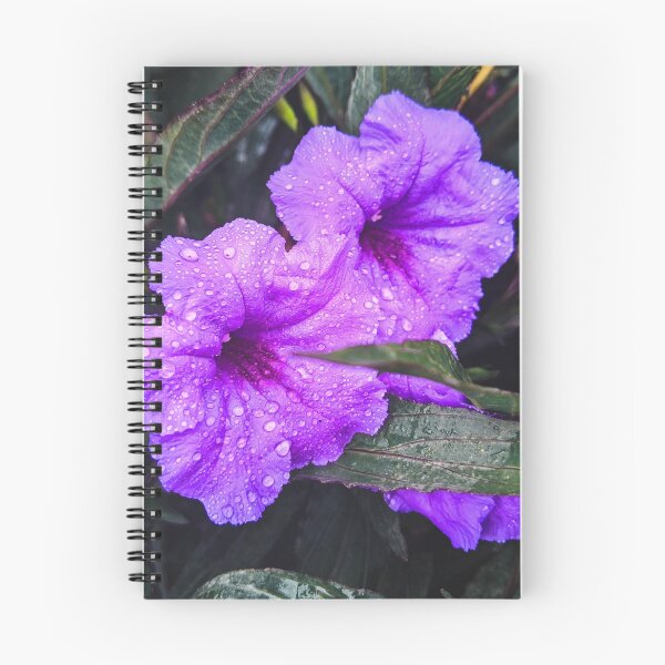 Aperçu de l'œuvre Fleurs Pourpre Pétunias Floral Nature Romantique créée et vendue par Wizardofpizza.