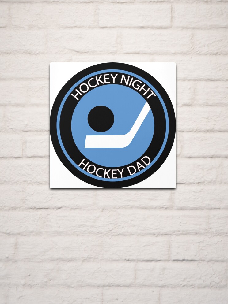 Lámina metálica «Hockey Night Hockey Dad. Regalo divertido del día del padre.  Canadá. Parodia canadiense de HNIC de Hockey Night In Canada con logo  retro, palo y diseño de disco.» de GTOATlogos |