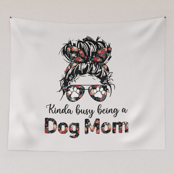 Aperçu de l'œuvre Kinda busy being a Dog Mom-ideal for dog lovers. T-Shirt créée et vendue par Lukifo-Complex.