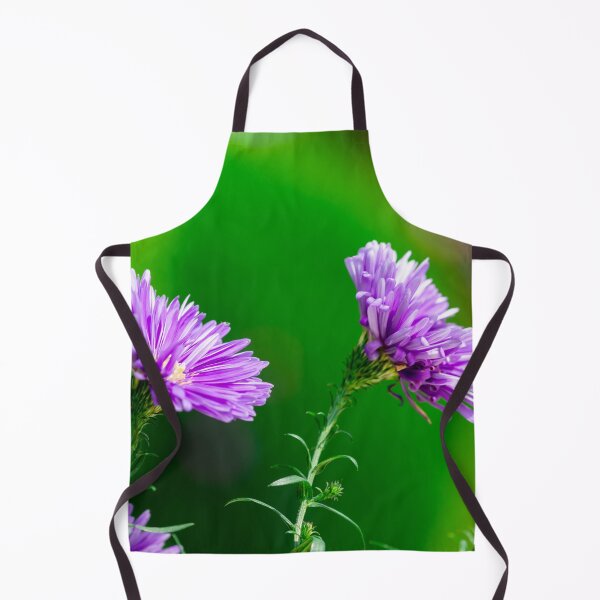 Artikelvorschau, Lila Blumenhintergrund mit weichem grünem verschwommenem Hintergrund entworfen und verkauft von Artsy Boulevard.