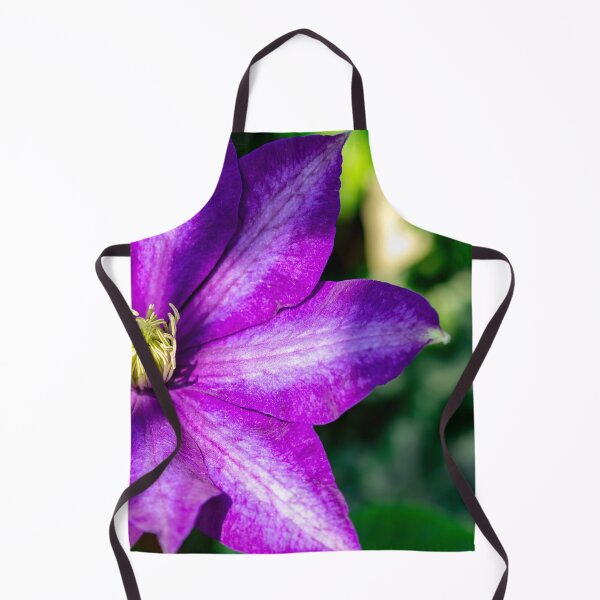 Artikelvorschau, Lila Blumen Hintergrund mit weichen grünen verschwommenen Hintergrund entworfen und verkauft von Artsy Boulevard.