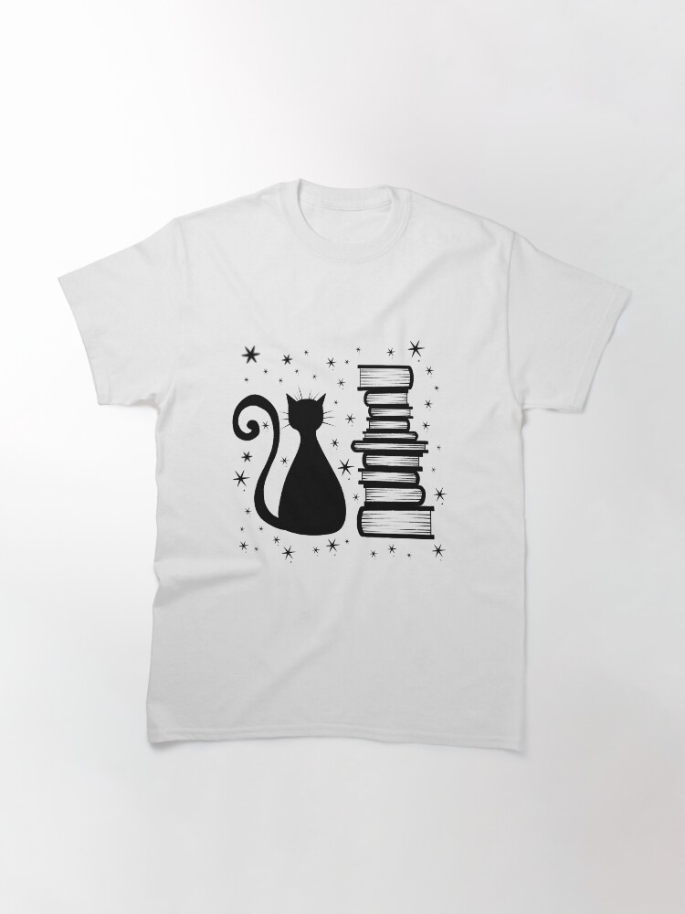 Thumbnail 3 von 7, Classic T-Shirt, Eine Katze & Bücher designt und verkauft von thenocturnalfey.