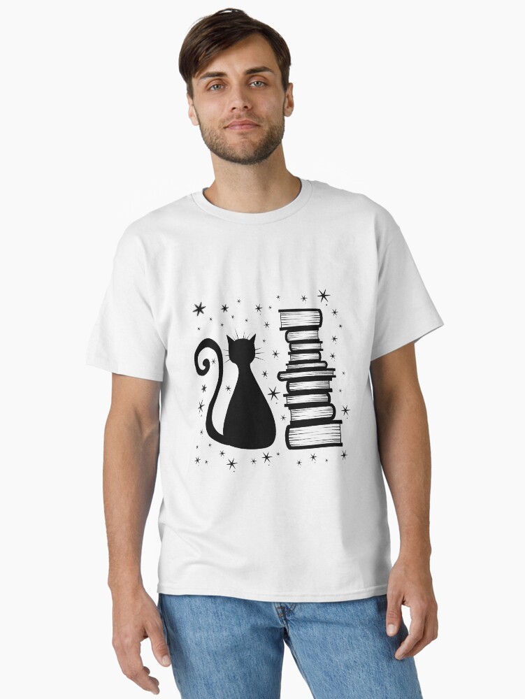 Thumbnail 1 von 7, Classic T-Shirt, Eine Katze & Bücher designt und verkauft von thenocturnalfey.