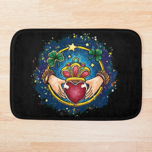 Bague de Claddagh sur fond noir Tapis de bain