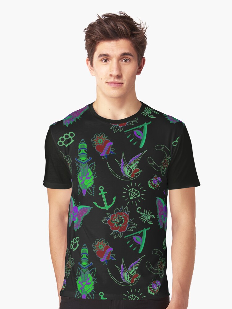 Camiseta gráfica for Sale con la obra «Flash de tatuaje de neón