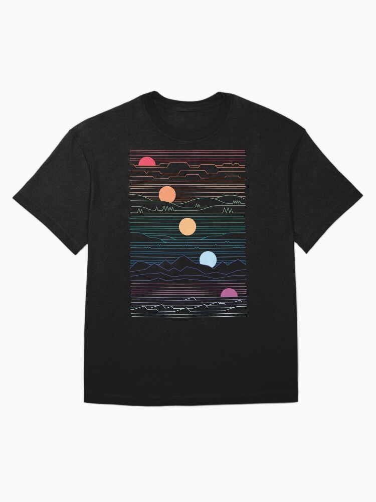 Aperçu 3 sur 7. T-shirt oversize avec l'œuvre De nombreuses terres sous un même soleil créée et vendue par thepapercrane.